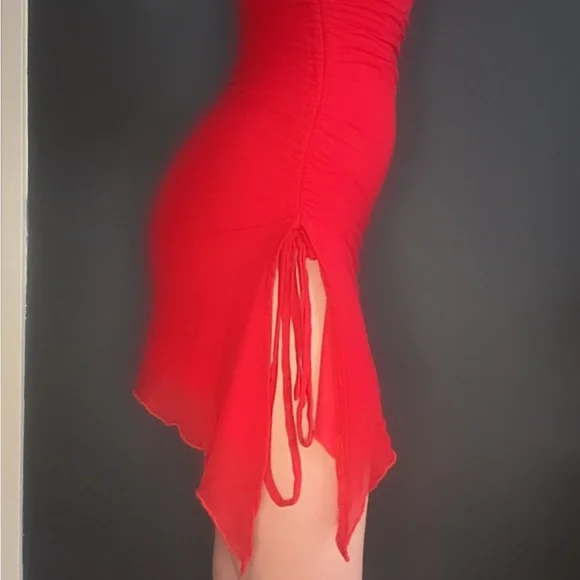 Chic Scarlet Mini Dress - Picture 4 of 6